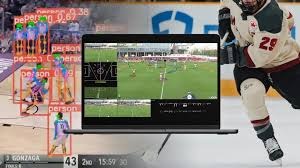 看台沙特球迷目睹主裁判给中国队点球，比划手抗议示意看VAR